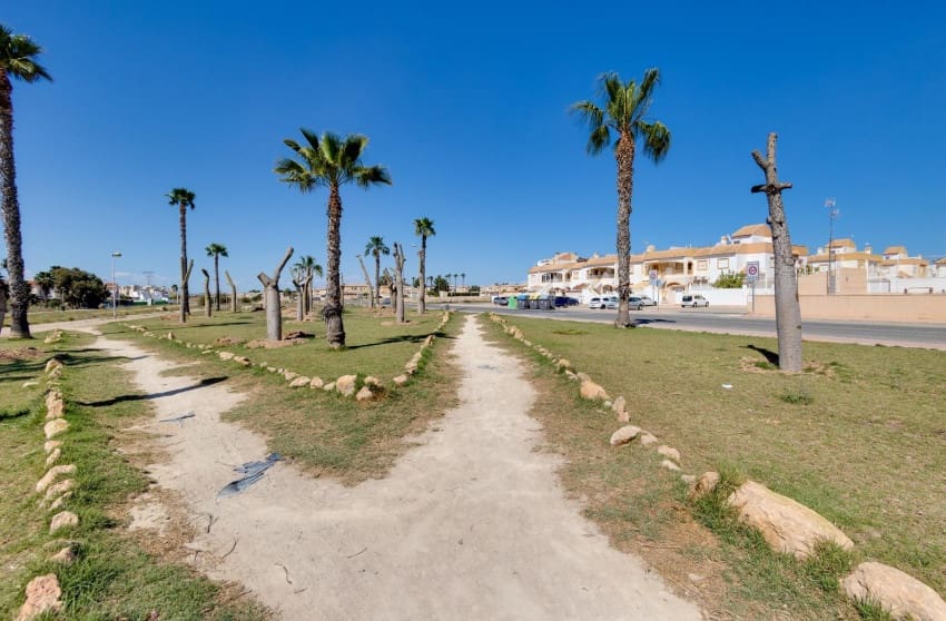 2 soverom Penthouse til salgs i El Limonar med svømmebasseng - € 150 000 (Ref: 9289759)