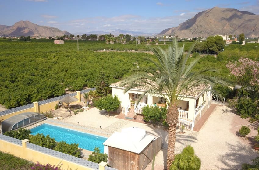 3 sypialnia Finka/Dom wiejski na sprzedaż w La Campaneta z basenem - 375 000 € (Ref: 9360513)