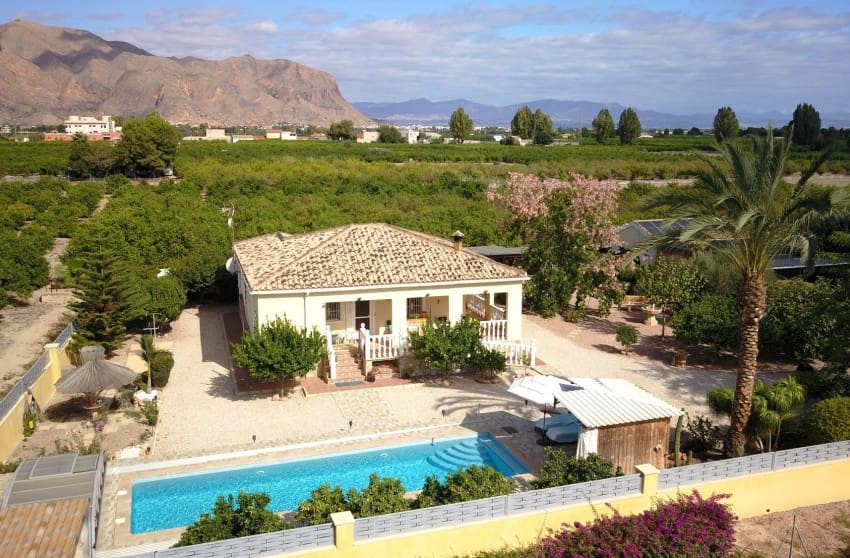 3 sypialnia Finka/Dom wiejski na sprzedaż w La Campaneta z basenem - 375 000 € (Ref: 9360513)