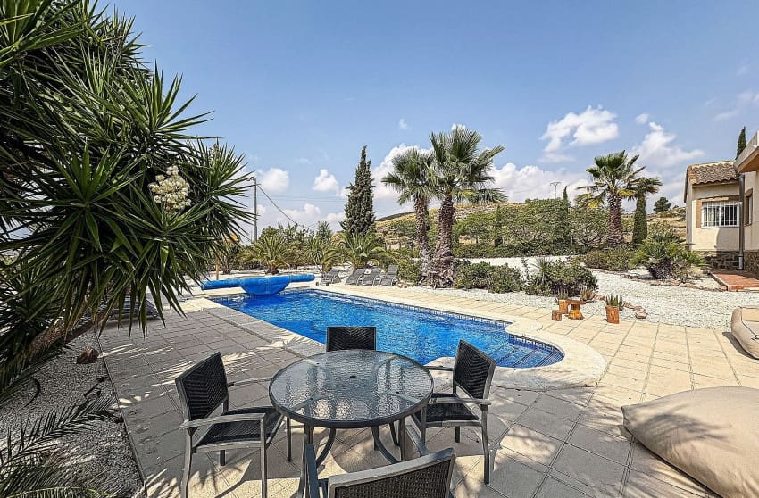 5 makuuhuone Huvila myytävänä paikassa Pinoso mukana uima-altaan - 425 000 € (Ref: 9536477)