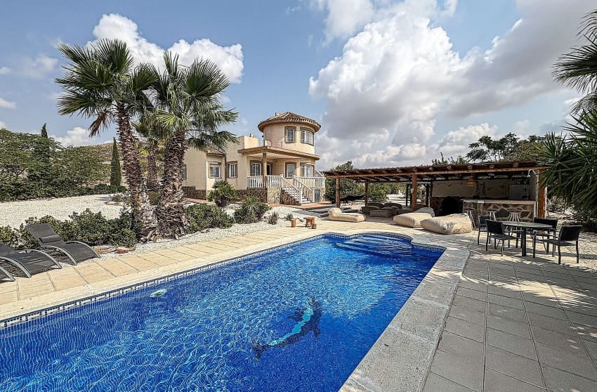 5 makuuhuone Huvila myytävänä paikassa Pinoso mukana uima-altaan - 425 000 € (Ref: 9536477)