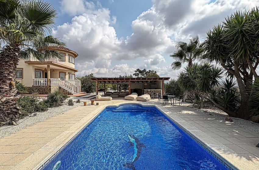 5 makuuhuone Huvila myytävänä paikassa Pinoso mukana uima-altaan - 425 000 € (Ref: 9536477)