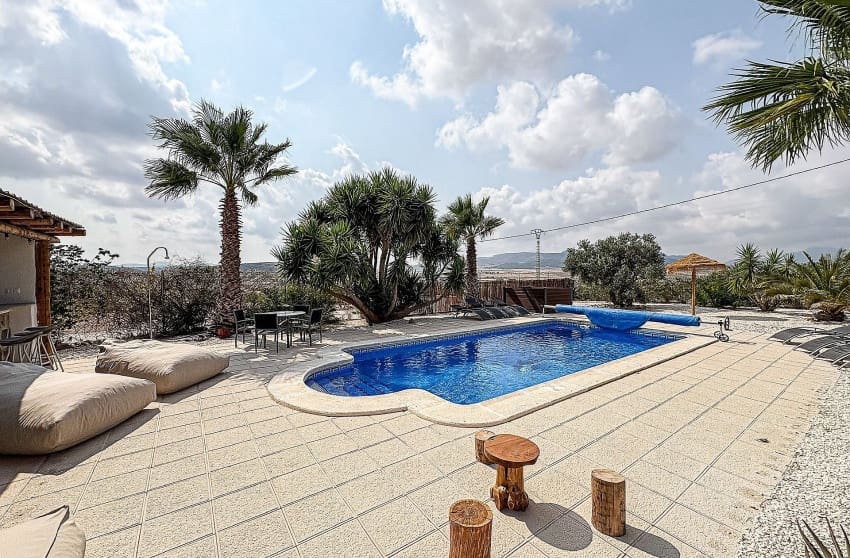 5 makuuhuone Huvila myytävänä paikassa Pinoso mukana uima-altaan - 425 000 € (Ref: 9536477)