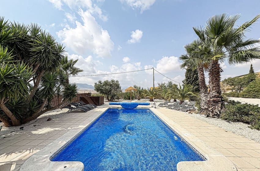 5 makuuhuone Huvila myytävänä paikassa Pinoso mukana uima-altaan - 425 000 € (Ref: 9536477)