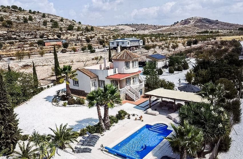 5 makuuhuone Huvila myytävänä paikassa Pinoso mukana uima-altaan - 425 000 € (Ref: 9536477)