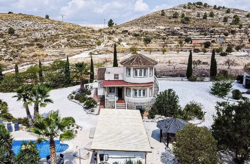 5 makuuhuone Huvila myytävänä paikassa Pinoso mukana uima-altaan - 425 000 € (Ref: 9536477)