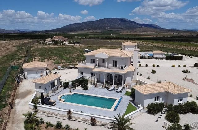 Chalet de 4 habitaciones en Pinoso en venta con piscina - 525.000 € (Ref: 9536479)