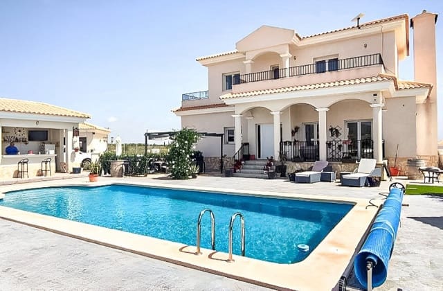 Chalet de 4 habitaciones en Pinoso en venta con piscina - 525.000 € (Ref: 9536479)