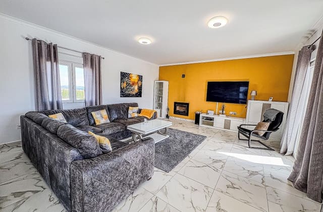 Chalet de 4 habitaciones en Pinoso en venta con piscina - 525.000 € (Ref: 9536479)