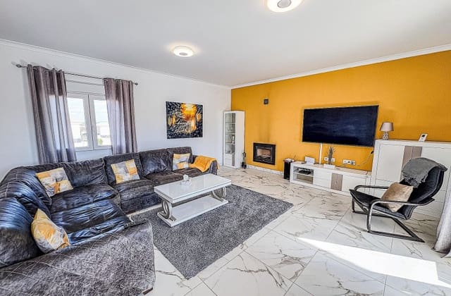 Chalet de 4 habitaciones en Pinoso en venta con piscina - 525.000 € (Ref: 9536479)