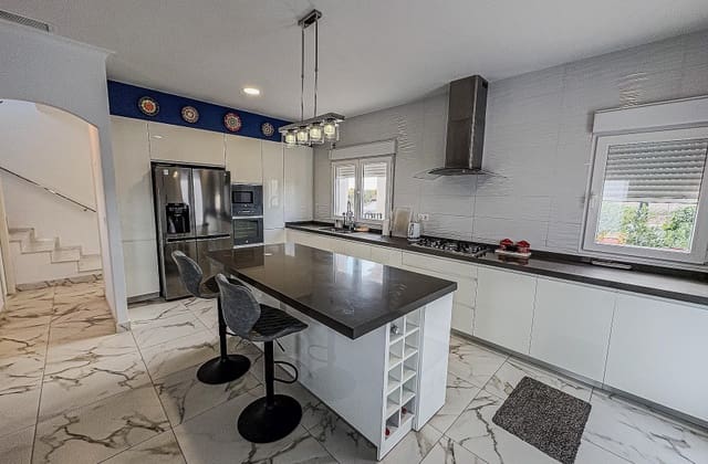 Chalet de 4 habitaciones en Pinoso en venta con piscina - 525.000 € (Ref: 9536479)