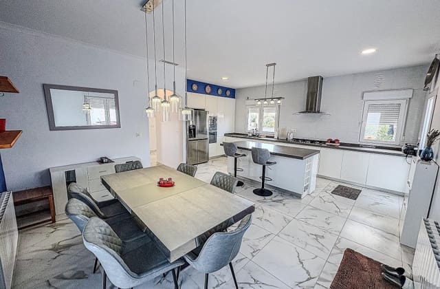 Chalet de 4 habitaciones en Pinoso en venta con piscina - 525.000 € (Ref: 9536479)