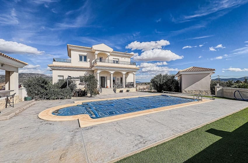 4 makuuhuone Huvila myytävänä paikassa Pinoso mukana uima-altaan - 525 000 € (Ref: 9536479)