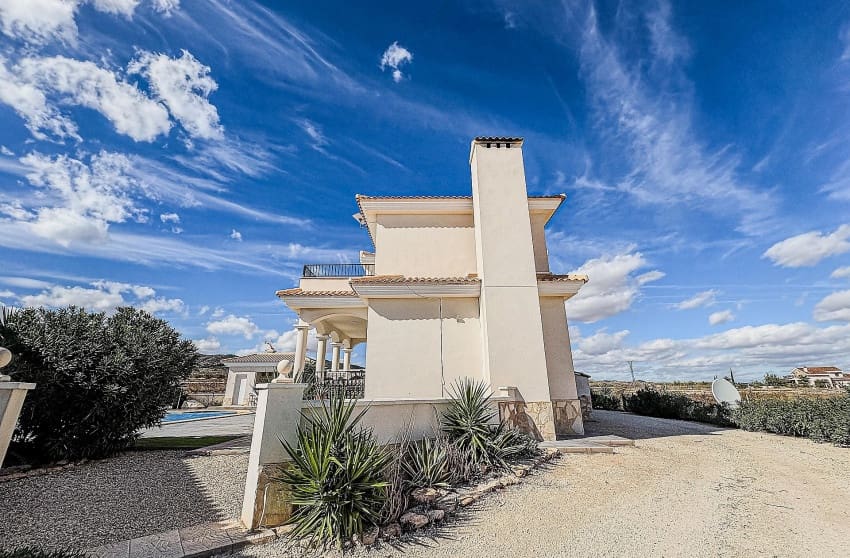 4 makuuhuone Huvila myytävänä paikassa Pinoso mukana uima-altaan - 525 000 € (Ref: 9536479)