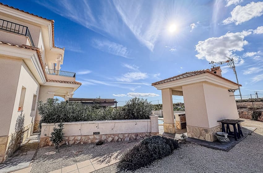 4 makuuhuone Huvila myytävänä paikassa Pinoso mukana uima-altaan - 525 000 € (Ref: 9536479)