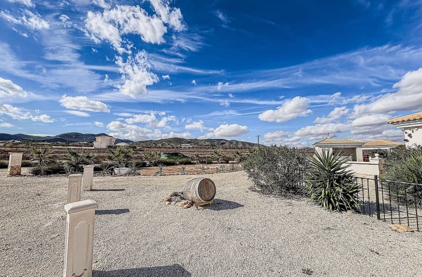 4 makuuhuone Huvila myytävänä paikassa Pinoso mukana uima-altaan - 525 000 € (Ref: 9536479)