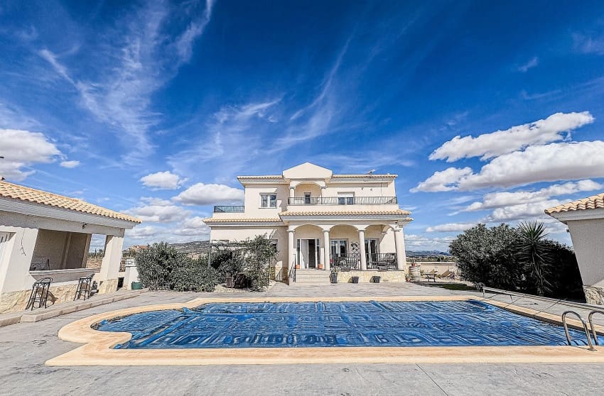 4 makuuhuone Huvila myytävänä paikassa Pinoso mukana uima-altaan - 525 000 € (Ref: 9536479)