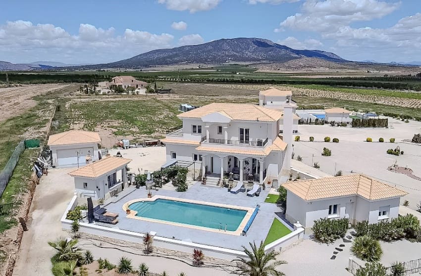 4 makuuhuone Huvila myytävänä paikassa Pinoso mukana uima-altaan - 525 000 € (Ref: 9536479)