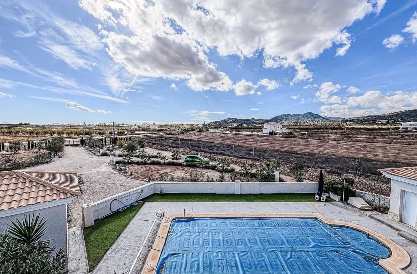 4 makuuhuone Huvila myytävänä paikassa Pinoso mukana uima-altaan - 525 000 € (Ref: 9536479)