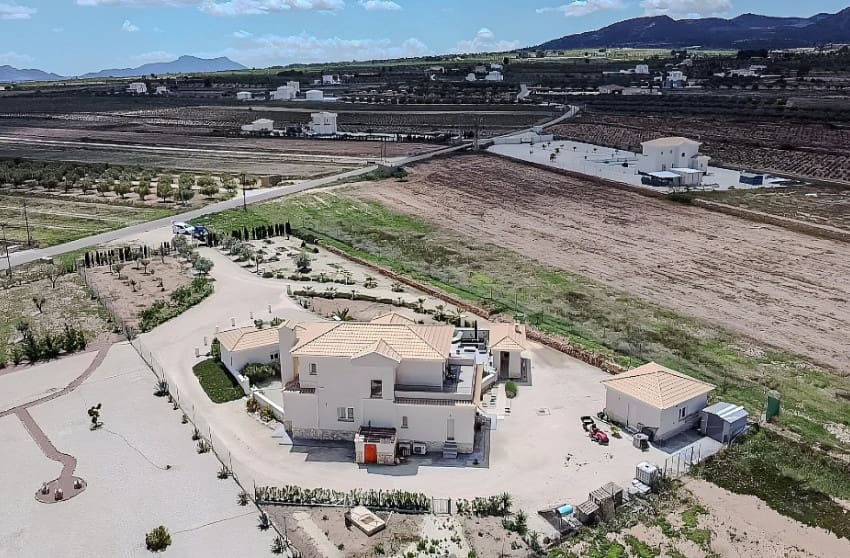 4 makuuhuone Huvila myytävänä paikassa Pinoso mukana uima-altaan - 525 000 € (Ref: 9536479)