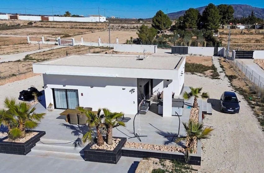 4 bedroom Villa for sale in Pinoso with pool - € 449,950 (Ref: 9536481)