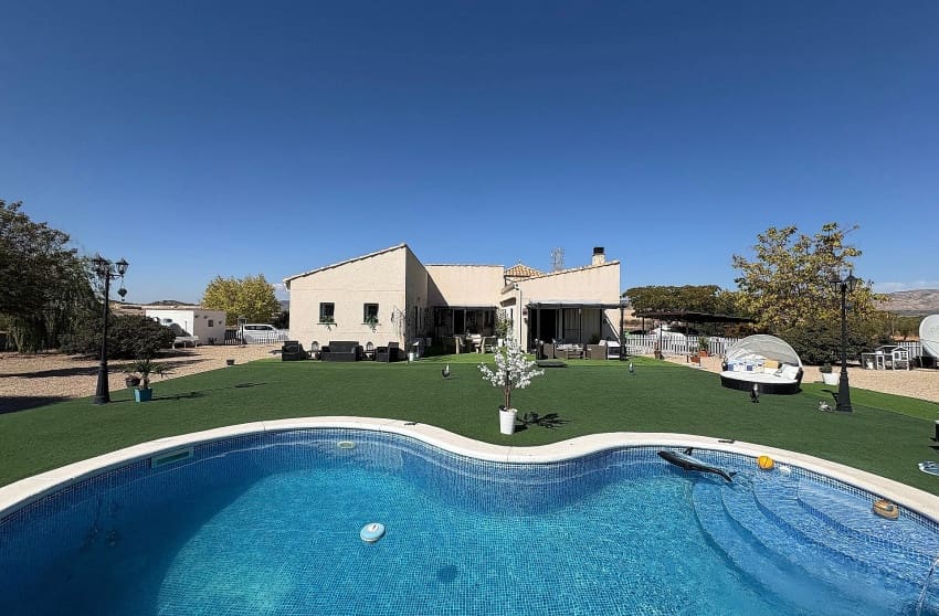 Chalet de 3 habitaciones en Biar en venta con piscina - 349.995 € (Ref: 9536483)