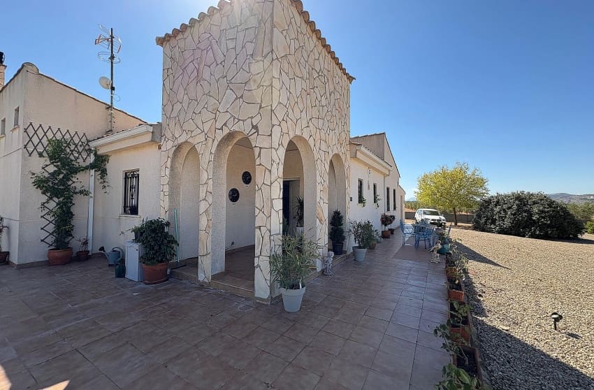 Chalet de 3 habitaciones en Biar en venta con piscina - 349.995 € (Ref: 9536483)