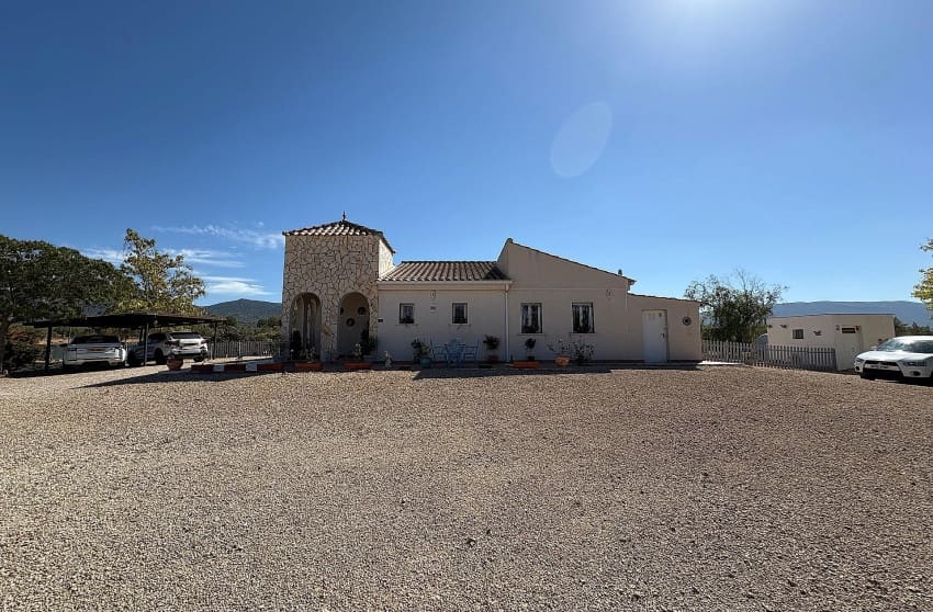 Chalet de 3 habitaciones en Biar en venta con piscina - 349.995 € (Ref: 9536483)