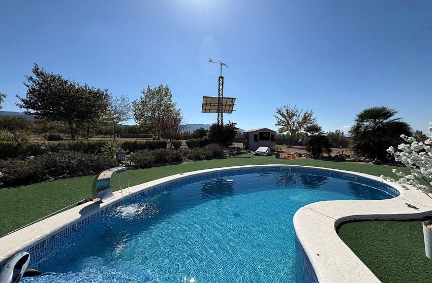 Chalet de 3 habitaciones en Biar en venta con piscina - 349.995 € (Ref: 9536483)