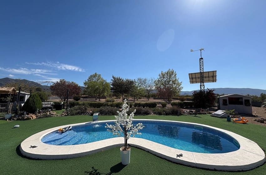 Chalet de 3 habitaciones en Biar en venta con piscina - 349.995 € (Ref: 9536483)