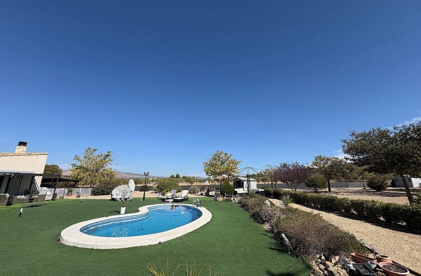 Chalet de 3 habitaciones en Biar en venta con piscina - 349.995 € (Ref: 9536483)