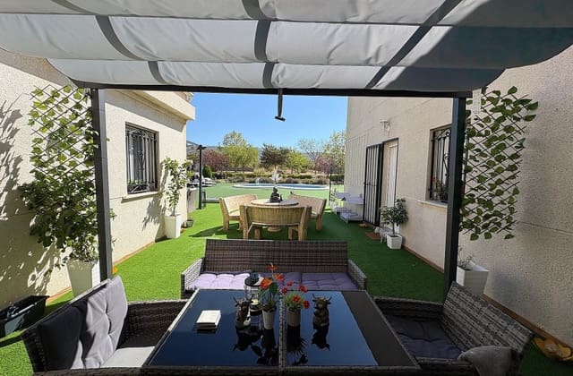 Chalet de 3 habitaciones en Biar en venta con piscina - 349.995 € (Ref: 9536483)