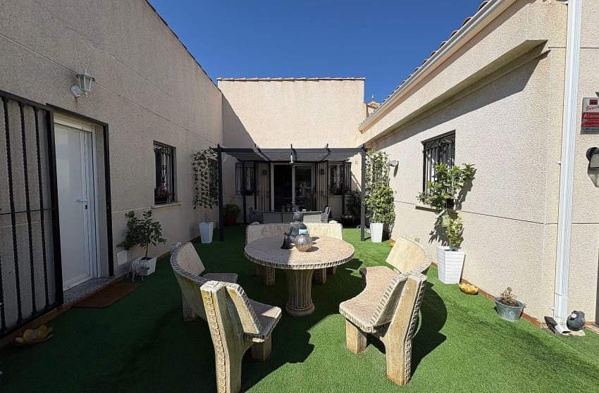 Chalet de 3 habitaciones en Biar en venta con piscina - 349.995 € (Ref: 9536483)