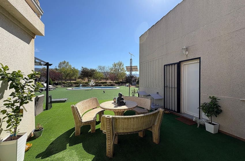 Chalet de 3 habitaciones en Biar en venta con piscina - 349.995 € (Ref: 9536483)