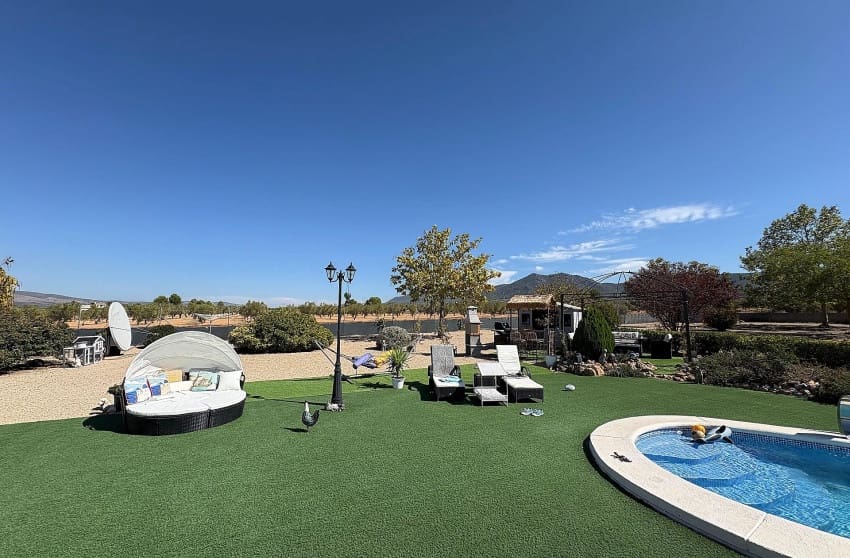 Chalet de 3 habitaciones en Biar en venta con piscina - 349.995 € (Ref: 9536483)