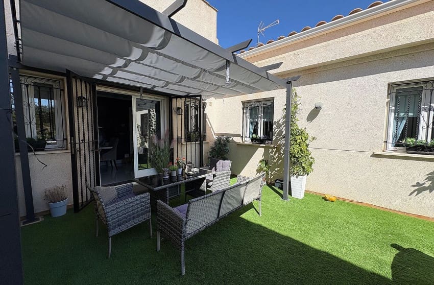 Chalet de 3 habitaciones en Biar en venta con piscina - 349.995 € (Ref: 9536483)