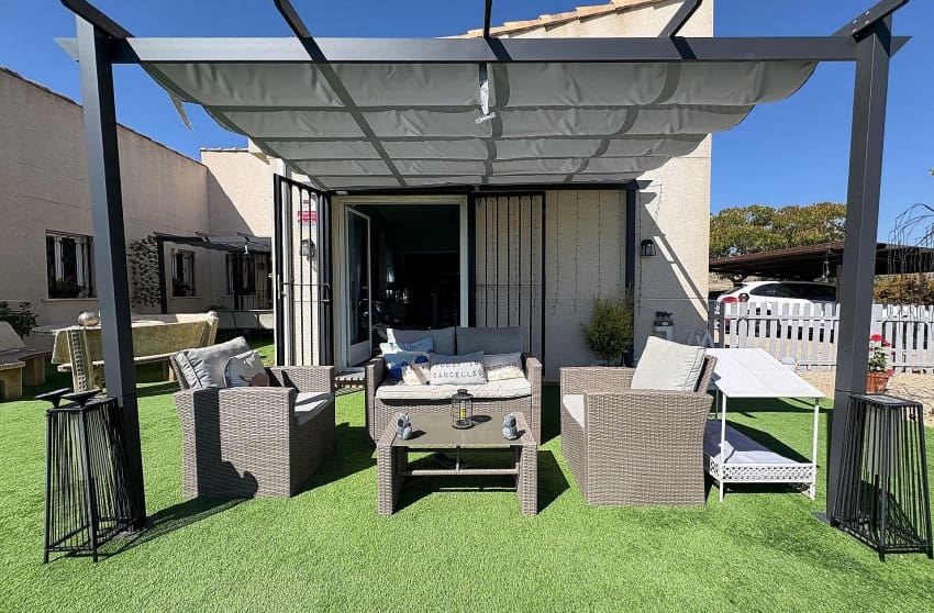 Chalet de 3 habitaciones en Biar en venta con piscina - 349.995 € (Ref: 9536483)