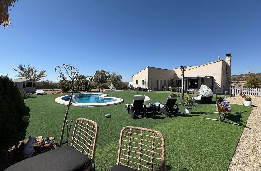 Chalet de 3 habitaciones en Biar en venta con piscina - 349.995 € (Ref: 9536483)