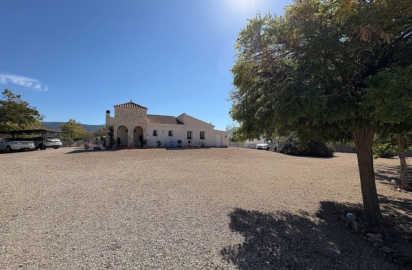 Chalet de 3 habitaciones en Biar en venta con piscina - 349.995 € (Ref: 9536483)