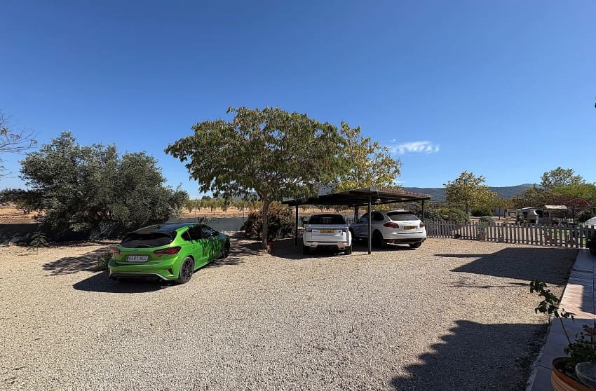 Chalet de 3 habitaciones en Biar en venta con piscina - 349.995 € (Ref: 9536483)