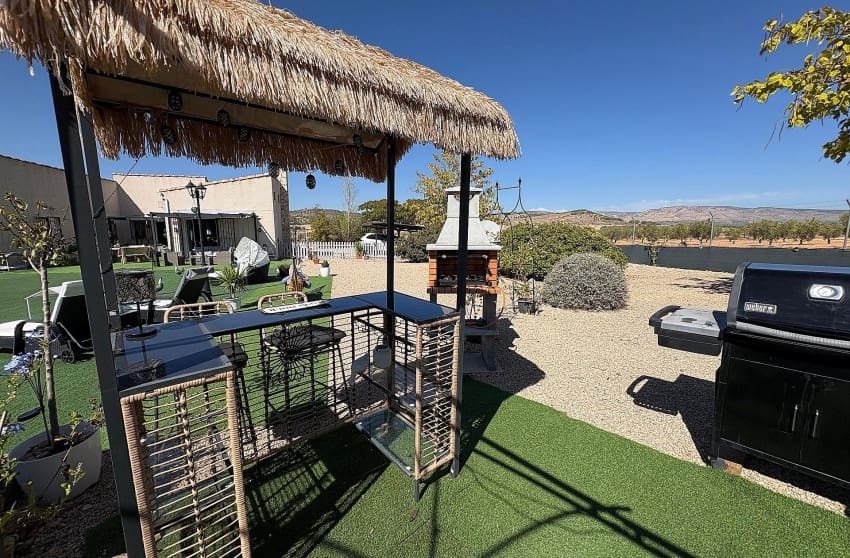 Chalet de 3 habitaciones en Biar en venta con piscina - 349.995 € (Ref: 9536483)