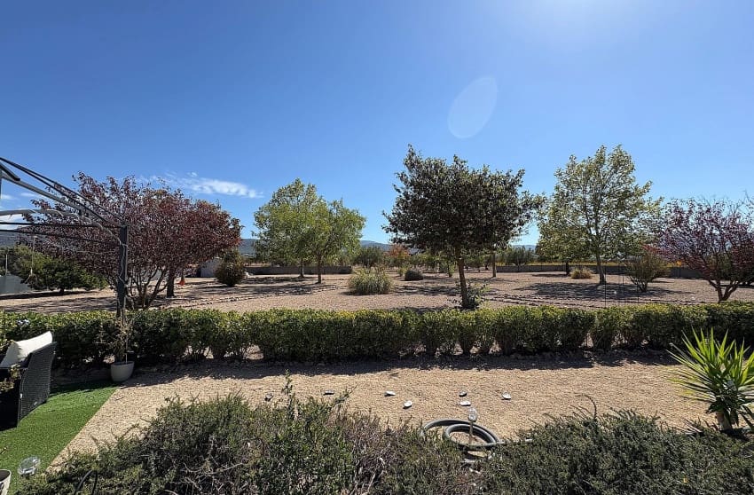 Chalet de 3 habitaciones en Biar en venta con piscina - 349.995 € (Ref: 9536483)