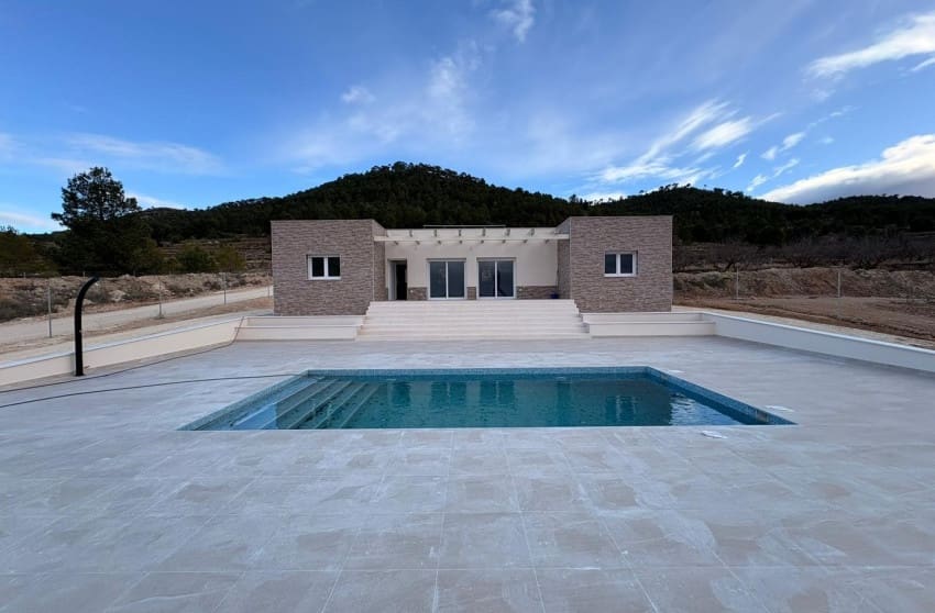 Chalet de 3 habitaciones en Pinoso en venta con piscina - 399.995 € (Ref: 9599811)