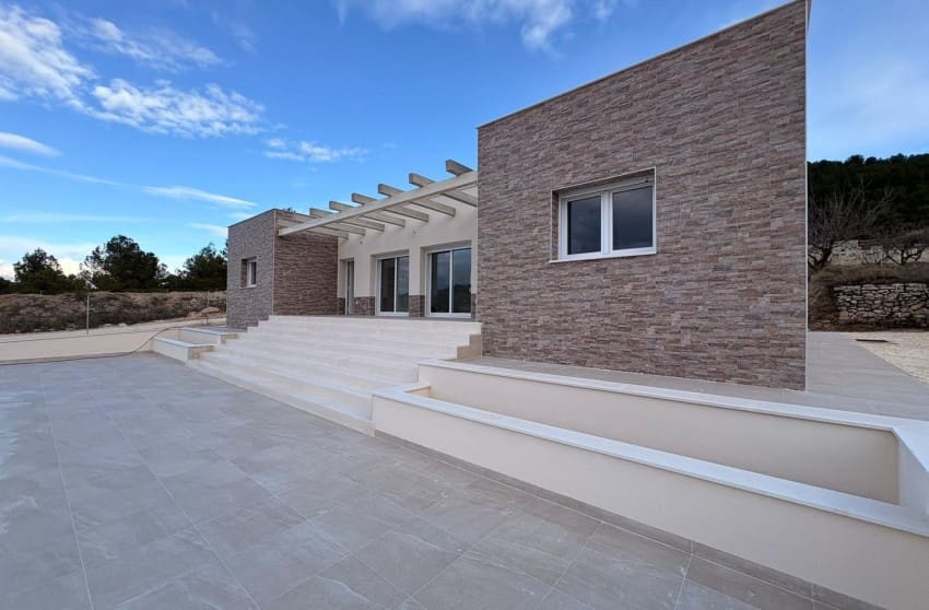 Chalet de 3 habitaciones en Pinoso en venta con piscina - 399.995 € (Ref: 9599811)