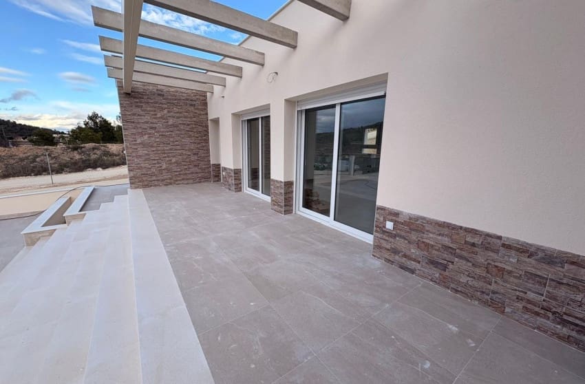 Chalet de 3 habitaciones en Pinoso en venta con piscina - 399.995 € (Ref: 9599811)