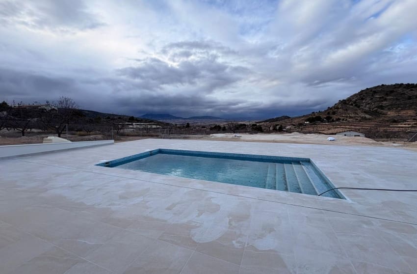 Chalet de 3 habitaciones en Pinoso en venta con piscina - 399.995 € (Ref: 9599811)