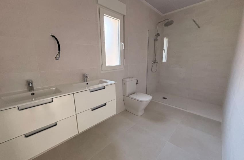 Chalet de 3 habitaciones en Pinoso en venta con piscina - 399.995 € (Ref: 9599811)