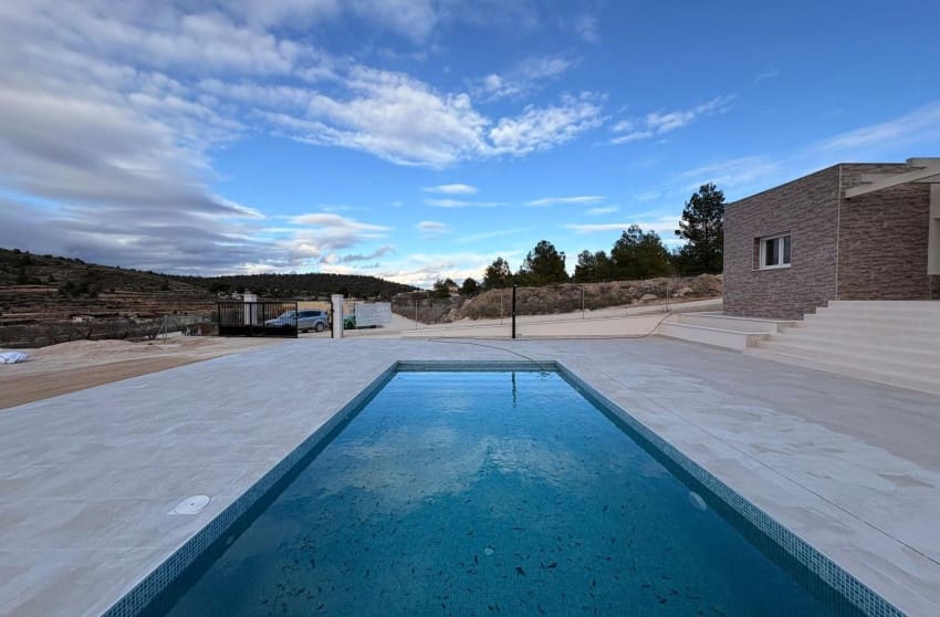 Chalet de 3 habitaciones en Pinoso en venta con piscina - 399.995 € (Ref: 9599811)