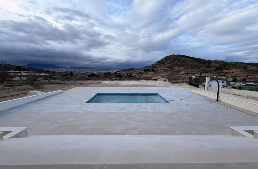 Chalet de 3 habitaciones en Pinoso en venta con piscina - 399.995 € (Ref: 9599811)