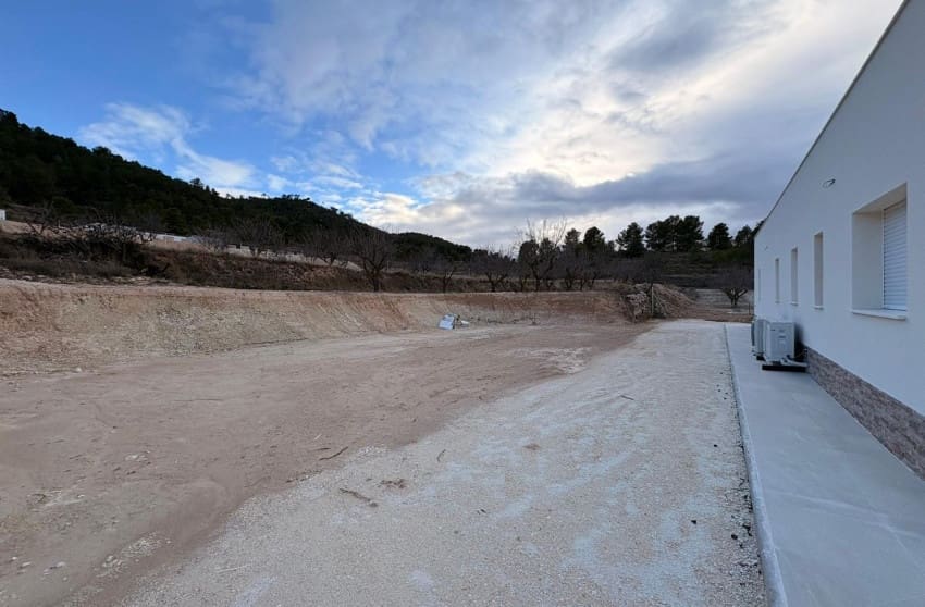 Chalet de 3 habitaciones en Pinoso en venta con piscina - 399.995 € (Ref: 9599811)